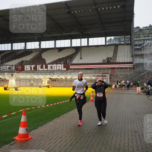 07.12.2025 - St. Pauli X-Mass-Run No. 15 Fabian Wolf http://msf.ph/oto/9419801 07.12.2025 11:34:35 Ziel 704, 782, 2809, 3387 meine-sportfotos.de