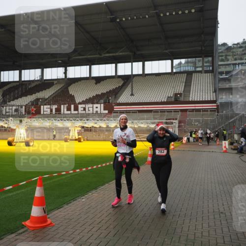 07.12.2025 - St. Pauli X-Mass-Run No. 15 Fabian Wolf http://msf.ph/oto/9419802 07.12.2025 11:34:35 Ziel 704, 782, 2809, 3387 meine-sportfotos.de