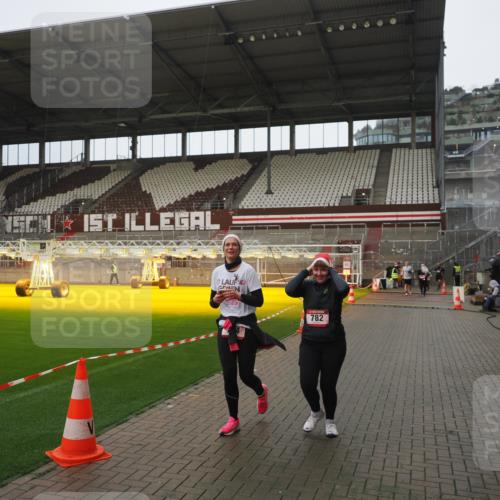 07.12.2025 - St. Pauli X-Mass-Run No. 15 Fabian Wolf http://msf.ph/oto/9419803 07.12.2025 11:34:36 Ziel 704, 782, 2809, 3387 meine-sportfotos.de