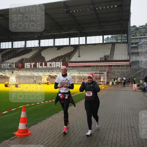 07.12.2025 - St. Pauli X-Mass-Run No. 15 Fabian Wolf http://msf.ph/oto/9419804 07.12.2025 11:34:36 Ziel 704, 782, 2809, 3387 meine-sportfotos.de