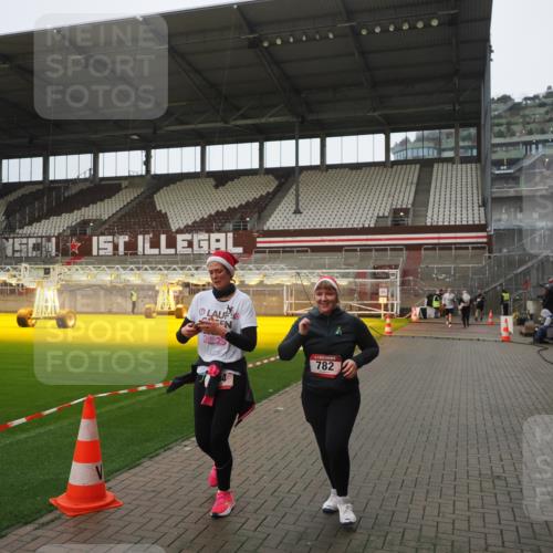 07.12.2025 - St. Pauli X-Mass-Run No. 15 Fabian Wolf http://msf.ph/oto/9419805 07.12.2025 11:34:36 Ziel 704, 782, 2809, 3387 meine-sportfotos.de
