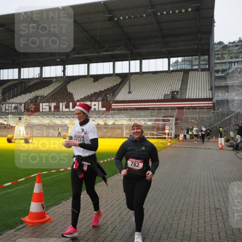 07.12.2025 - St. Pauli X-Mass-Run No. 15 Fabian Wolf http://msf.ph/oto/9419806 07.12.2025 11:34:36 Ziel 704, 782, 2809, 3387 meine-sportfotos.de