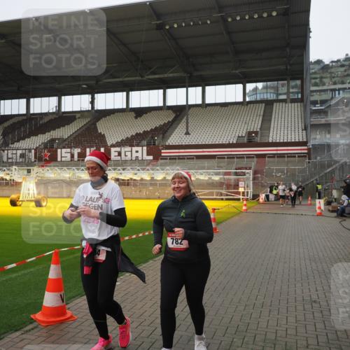 07.12.2025 - St. Pauli X-Mass-Run No. 15 Fabian Wolf http://msf.ph/oto/9419807 07.12.2025 11:34:36 Ziel 704, 782, 2809, 3387 meine-sportfotos.de