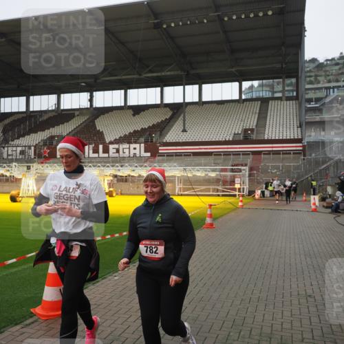 07.12.2025 - St. Pauli X-Mass-Run No. 15 Fabian Wolf http://msf.ph/oto/9419808 07.12.2025 11:34:37 Ziel 704, 782, 2456, 2458, 2809, 3387 meine-sportfotos.de