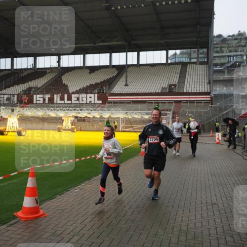 07.12.2025 - St. Pauli X-Mass-Run No. 15 Fabian Wolf http://msf.ph/oto/9419809 07.12.2025 11:34:44 Ziel 704, 782, 2456, 2458, 2704, 2706 meine-sportfotos.de