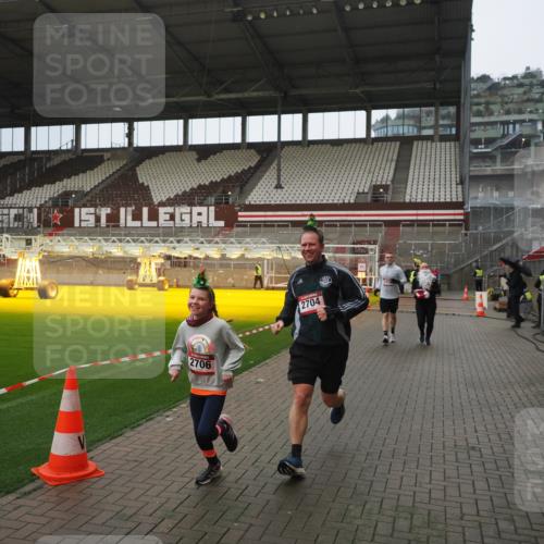 07.12.2025 - St. Pauli X-Mass-Run No. 15 Fabian Wolf http://msf.ph/oto/9419810 07.12.2025 11:34:44 Ziel 704, 782, 2456, 2458, 2704, 2706 meine-sportfotos.de