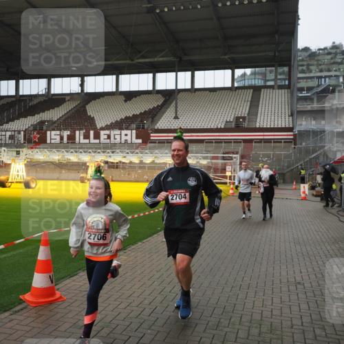 07.12.2025 - St. Pauli X-Mass-Run No. 15 Fabian Wolf http://msf.ph/oto/9419811 07.12.2025 11:34:44 Ziel 704, 782, 2456, 2458, 2704, 2706 meine-sportfotos.de