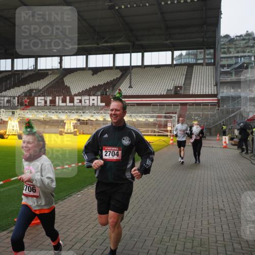 07.12.2025 - St. Pauli X-Mass-Run No. 15 Fabian Wolf http://msf.ph/oto/9419812 07.12.2025 11:34:44 Ziel 704, 782, 2456, 2458, 2704, 2706 meine-sportfotos.de