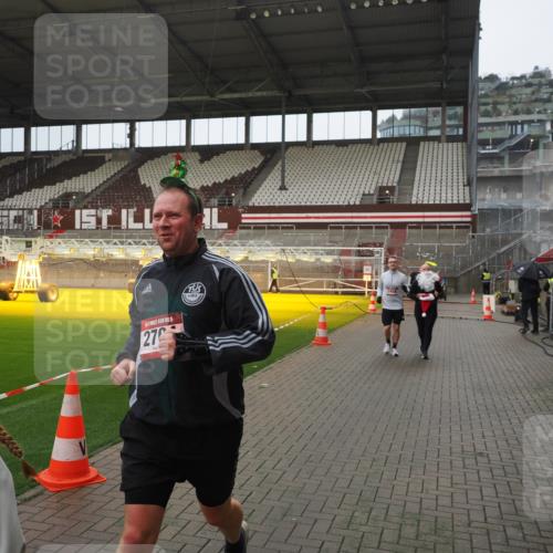 07.12.2025 - St. Pauli X-Mass-Run No. 15 Fabian Wolf http://msf.ph/oto/9419813 07.12.2025 11:34:45 Ziel 704, 782, 2456, 2458, 2704, 2706 meine-sportfotos.de