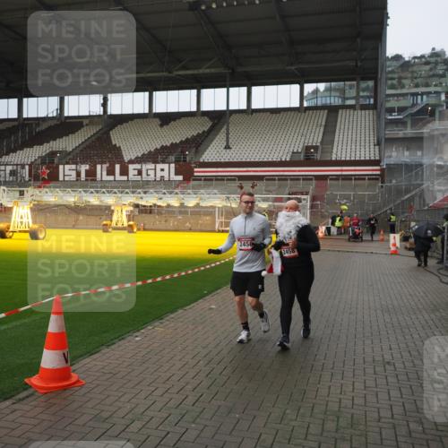 07.12.2025 - St. Pauli X-Mass-Run No. 15 Fabian Wolf http://msf.ph/oto/9419814 07.12.2025 11:34:47 Ziel 2456, 2458, 2704, 2706 meine-sportfotos.de