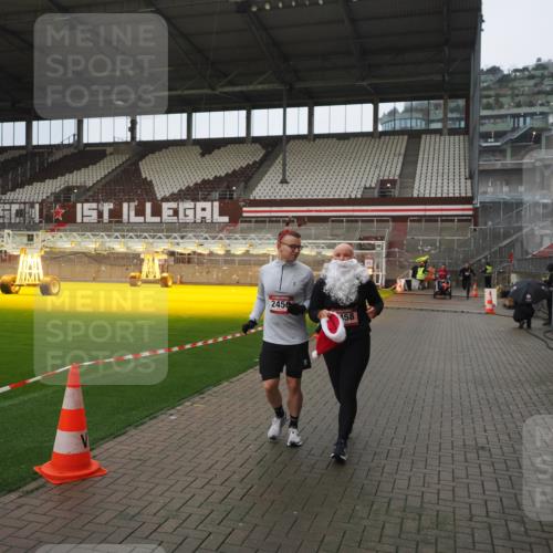 07.12.2025 - St. Pauli X-Mass-Run No. 15 Fabian Wolf http://msf.ph/oto/9419816 07.12.2025 11:34:48 Ziel 2456, 2458, 2704, 2706 meine-sportfotos.de