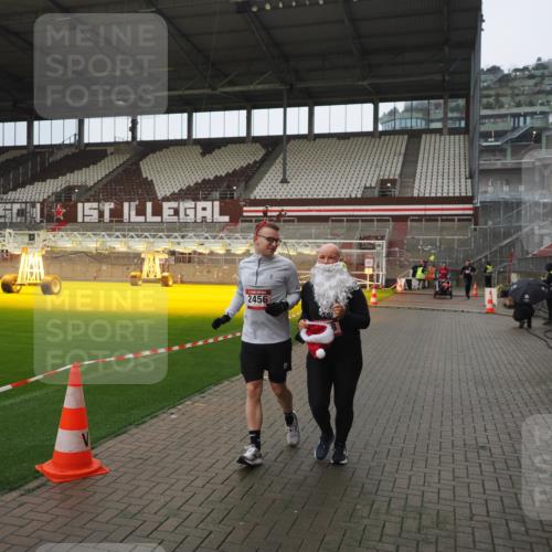 07.12.2025 - St. Pauli X-Mass-Run No. 15 Fabian Wolf http://msf.ph/oto/9419817 07.12.2025 11:34:48 Ziel 2456, 2458, 2704, 2706 meine-sportfotos.de