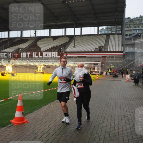 07.12.2025 - St. Pauli X-Mass-Run No. 15 Fabian Wolf http://msf.ph/oto/9419818 07.12.2025 11:34:48 Ziel 2456, 2458, 2704, 2706 meine-sportfotos.de