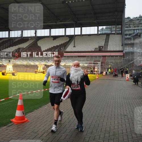 07.12.2025 - St. Pauli X-Mass-Run No. 15 Fabian Wolf http://msf.ph/oto/9419819 07.12.2025 11:34:48 Ziel 2456, 2458, 2704, 2706 meine-sportfotos.de