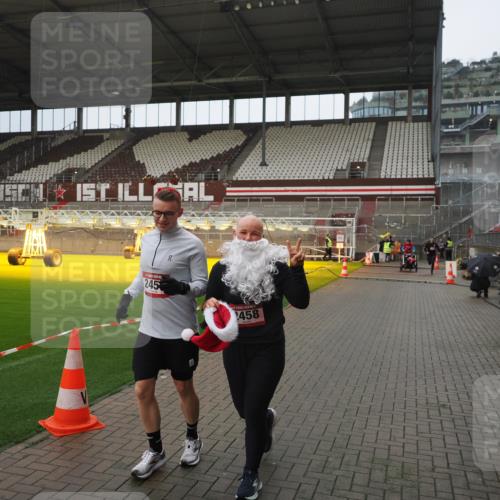 07.12.2025 - St. Pauli X-Mass-Run No. 15 Fabian Wolf http://msf.ph/oto/9419820 07.12.2025 11:34:48 Ziel 2456, 2458, 2704, 2706 meine-sportfotos.de