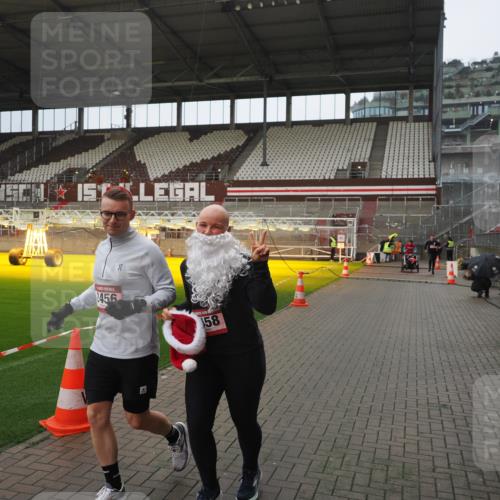 07.12.2025 - St. Pauli X-Mass-Run No. 15 Fabian Wolf http://msf.ph/oto/9419821 07.12.2025 11:34:49 Ziel 316, 2413, 2456, 2458, 2704, 2706 meine-sportfotos.de