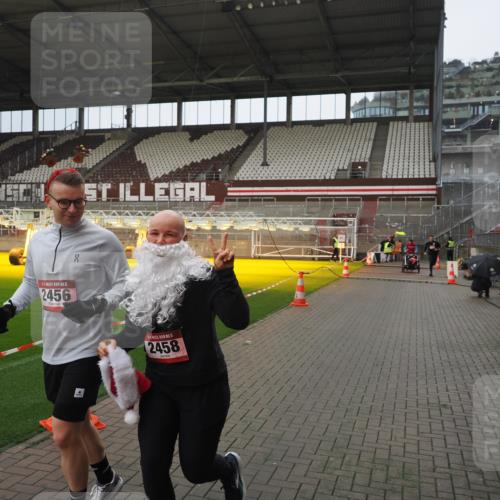 07.12.2025 - St. Pauli X-Mass-Run No. 15 Fabian Wolf http://msf.ph/oto/9419822 07.12.2025 11:34:49 Ziel 316, 2413, 2456, 2458, 2704, 2706 meine-sportfotos.de