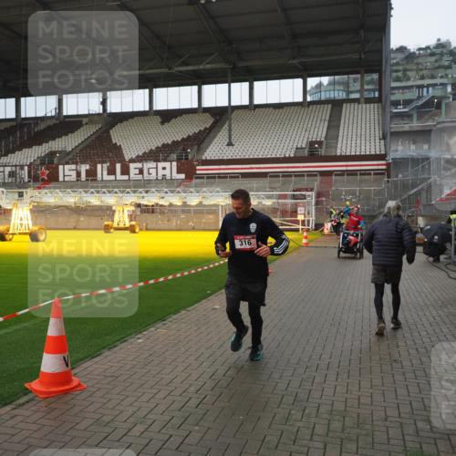 07.12.2025 - St. Pauli X-Mass-Run No. 15 Fabian Wolf http://msf.ph/oto/9419823 07.12.2025 11:34:55 Ziel 316, 2413, 2456, 2458, 2704, 2706, 3005 meine-sportfotos.de