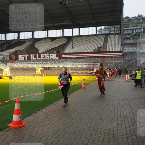 07.12.2025 - St. Pauli X-Mass-Run No. 15 Fabian Wolf http://msf.ph/oto/9419828 07.12.2025 11:35:06 Ziel 316, 2413, 2481, 3005, 3148, 3149 meine-sportfotos.de