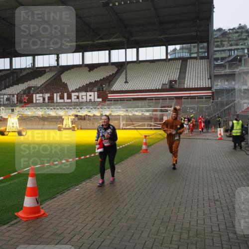 07.12.2025 - St. Pauli X-Mass-Run No. 15 Fabian Wolf http://msf.ph/oto/9419829 07.12.2025 11:35:06 Ziel 316, 2413, 2481, 3005, 3148, 3149 meine-sportfotos.de