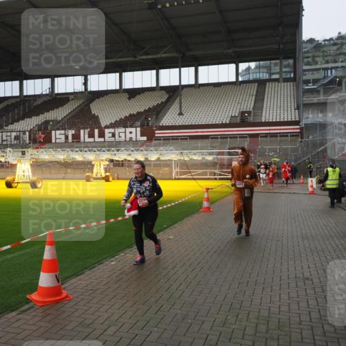 07.12.2025 - St. Pauli X-Mass-Run No. 15 Fabian Wolf http://msf.ph/oto/9419830 07.12.2025 11:35:06 Ziel 316, 2413, 2481, 3005, 3148, 3149 meine-sportfotos.de