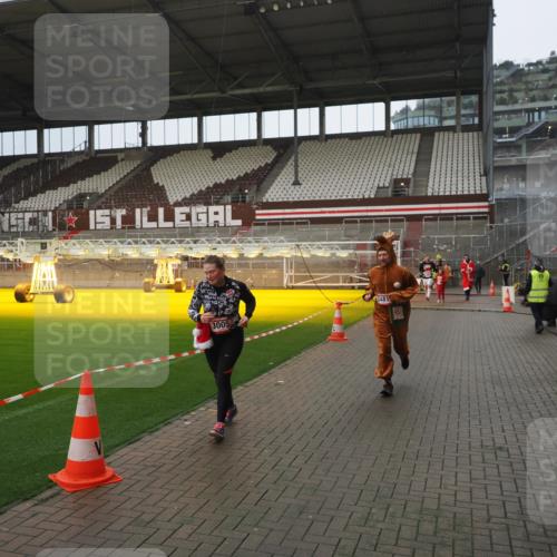 07.12.2025 - St. Pauli X-Mass-Run No. 15 Fabian Wolf http://msf.ph/oto/9419831 07.12.2025 11:35:06 Ziel 316, 2413, 2481, 3005, 3148, 3149 meine-sportfotos.de