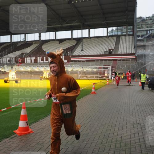07.12.2025 - St. Pauli X-Mass-Run No. 15 Fabian Wolf http://msf.ph/oto/9419839 07.12.2025 11:35:08 Ziel 316, 2150, 2413, 2481, 3005, 3148, 3149 meine-sportfotos.de