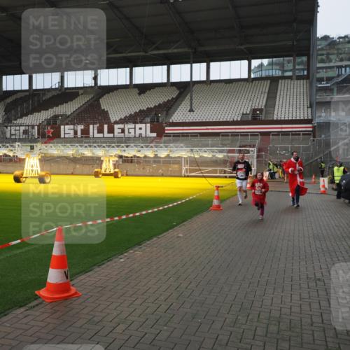 07.12.2025 - St. Pauli X-Mass-Run No. 15 Fabian Wolf http://msf.ph/oto/9419846 07.12.2025 11:35:10 Ziel 2150, 2481, 3005, 3148, 3149 meine-sportfotos.de