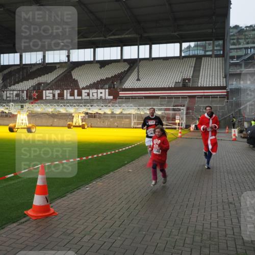 07.12.2025 - St. Pauli X-Mass-Run No. 15 Fabian Wolf http://msf.ph/oto/9419852 07.12.2025 11:35:12 Ziel 240, 2150, 2481, 3005, 3148, 3149 meine-sportfotos.de