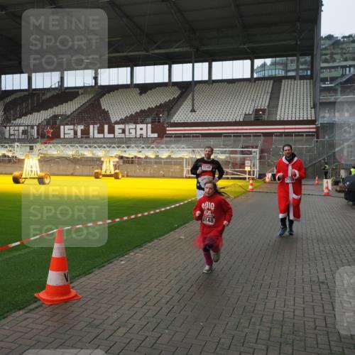 07.12.2025 - St. Pauli X-Mass-Run No. 15 Fabian Wolf http://msf.ph/oto/9419853 07.12.2025 11:35:12 Ziel 240, 2150, 2481, 3005, 3148, 3149 meine-sportfotos.de