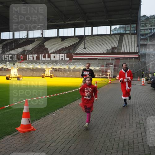 07.12.2025 - St. Pauli X-Mass-Run No. 15 Fabian Wolf http://msf.ph/oto/9419854 07.12.2025 11:35:12 Ziel 240, 2150, 2481, 3005, 3148, 3149 meine-sportfotos.de