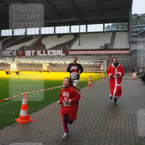 07.12.2025 - St. Pauli X-Mass-Run No. 15 Fabian Wolf http://msf.ph/oto/9419856 07.12.2025 11:35:12 Ziel 240, 2150, 2481, 3005, 3148, 3149 meine-sportfotos.de