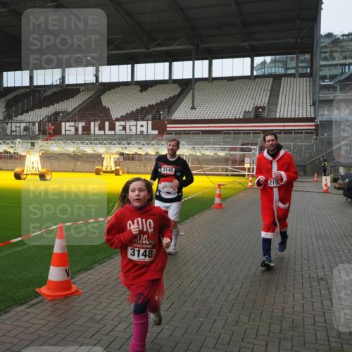07.12.2025 - St. Pauli X-Mass-Run No. 15 Fabian Wolf http://msf.ph/oto/9419857 07.12.2025 11:35:13 Ziel 240, 2150, 2481, 3005, 3148, 3149 meine-sportfotos.de