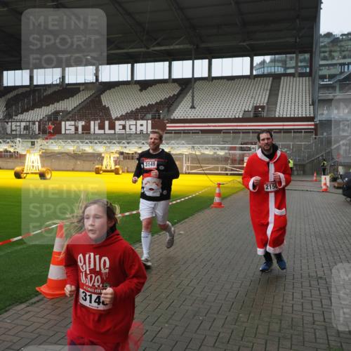 07.12.2025 - St. Pauli X-Mass-Run No. 15 Fabian Wolf http://msf.ph/oto/9419858 07.12.2025 11:35:13 Ziel 240, 2150, 2481, 3005, 3148, 3149 meine-sportfotos.de