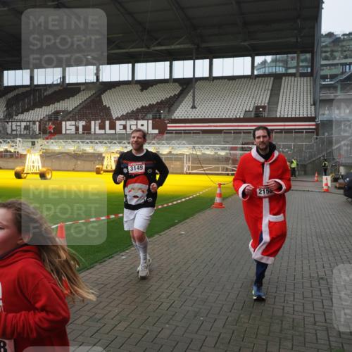 07.12.2025 - St. Pauli X-Mass-Run No. 15 Fabian Wolf http://msf.ph/oto/9419859 07.12.2025 11:35:13 Ziel 240, 2150, 2481, 3005, 3148, 3149 meine-sportfotos.de