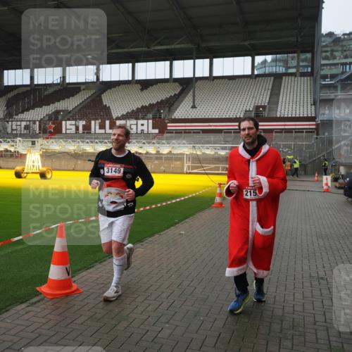07.12.2025 - St. Pauli X-Mass-Run No. 15 Fabian Wolf http://msf.ph/oto/9419860 07.12.2025 11:35:13 Ziel 240, 2150, 2481, 3005, 3148, 3149 meine-sportfotos.de