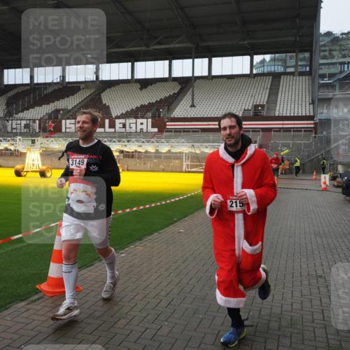 07.12.2025 - St. Pauli X-Mass-Run No. 15 Fabian Wolf http://msf.ph/oto/9419861 07.12.2025 11:35:13 Ziel 240, 2150, 2481, 3005, 3148, 3149 meine-sportfotos.de