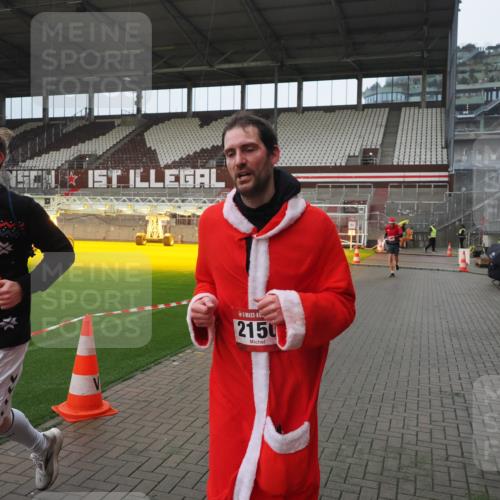 07.12.2025 - St. Pauli X-Mass-Run No. 15 Fabian Wolf http://msf.ph/oto/9419863 07.12.2025 11:35:14 Ziel 240, 2150, 2481, 3005, 3148, 3149 meine-sportfotos.de