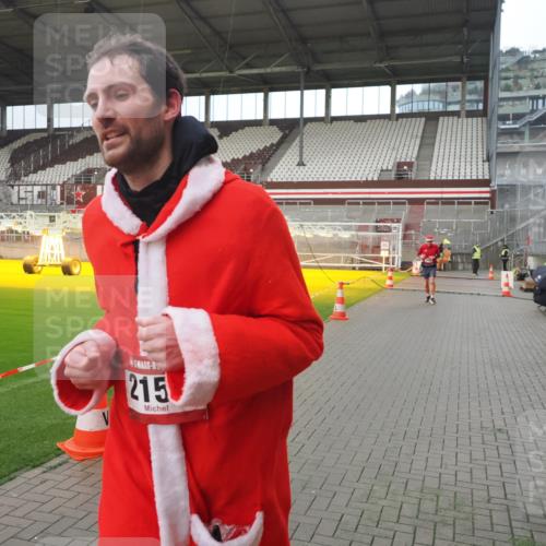 07.12.2025 - St. Pauli X-Mass-Run No. 15 Fabian Wolf http://msf.ph/oto/9419864 07.12.2025 11:35:14 Ziel 240, 2150, 2481, 3005, 3148, 3149 meine-sportfotos.de