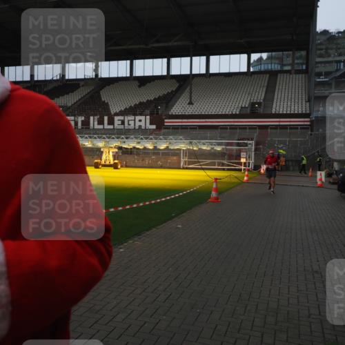 07.12.2025 - St. Pauli X-Mass-Run No. 15 Fabian Wolf http://msf.ph/oto/9419865 07.12.2025 11:35:14 Ziel 240, 2150, 2481, 3005, 3148, 3149 meine-sportfotos.de