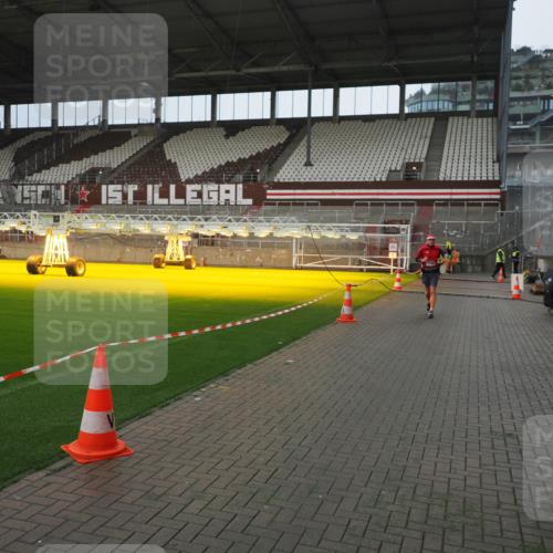 07.12.2025 - St. Pauli X-Mass-Run No. 15 Fabian Wolf http://msf.ph/oto/9419868 07.12.2025 11:35:15 Ziel 240, 2150, 2481, 3005, 3148, 3149 meine-sportfotos.de