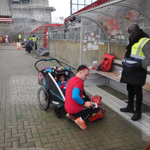 07.12.2025 - St. Pauli X-Mass-Run No. 15 Fabian Wolf http://msf.ph/oto/9419873 07.12.2025 11:35:17 Ziel 240, 2150, 2481, 3148, 3149 meine-sportfotos.de