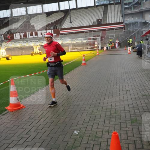 07.12.2025 - St. Pauli X-Mass-Run No. 15 Fabian Wolf http://msf.ph/oto/9419874 07.12.2025 11:35:18 Ziel 240, 2150, 2481, 3148, 3149 meine-sportfotos.de