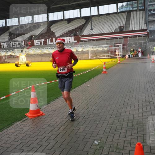 07.12.2025 - St. Pauli X-Mass-Run No. 15 Fabian Wolf http://msf.ph/oto/9419875 07.12.2025 11:35:18 Ziel 240, 2150, 2481, 3148, 3149 meine-sportfotos.de