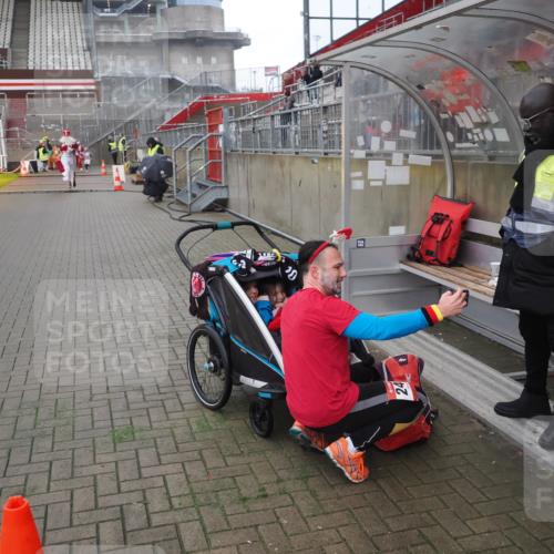07.12.2025 - St. Pauli X-Mass-Run No. 15 Fabian Wolf http://msf.ph/oto/9419877 07.12.2025 11:35:20 Ziel 240, 2150, 2481, 3148, 3149, 4408 meine-sportfotos.de
