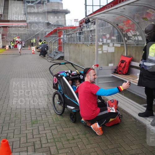 07.12.2025 - St. Pauli X-Mass-Run No. 15 Fabian Wolf http://msf.ph/oto/9419879 07.12.2025 11:35:21 Ziel 240, 2150, 3148, 3149, 4408 meine-sportfotos.de