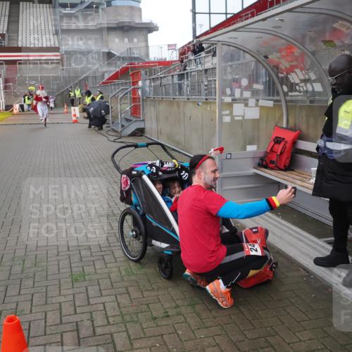 07.12.2025 - St. Pauli X-Mass-Run No. 15 Fabian Wolf http://msf.ph/oto/9419880 07.12.2025 11:35:21 Ziel 240, 2150, 3148, 3149, 4408 meine-sportfotos.de