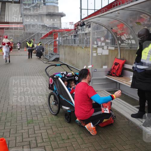 07.12.2025 - St. Pauli X-Mass-Run No. 15 Fabian Wolf http://msf.ph/oto/9419883 07.12.2025 11:35:22 Ziel 240, 2150, 3148, 3149, 4408 meine-sportfotos.de