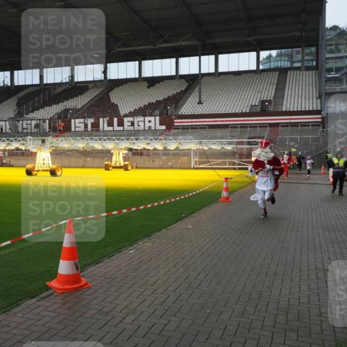 07.12.2025 - St. Pauli X-Mass-Run No. 15 Fabian Wolf http://msf.ph/oto/9419885 07.12.2025 11:35:23 Ziel 240, 527, 535, 2150, 3148, 3149, 4408 meine-sportfotos.de