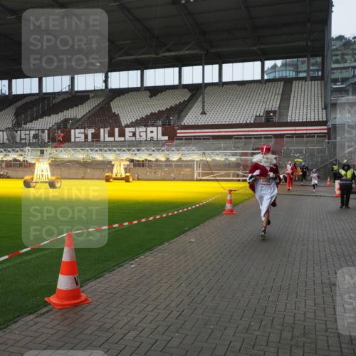 07.12.2025 - St. Pauli X-Mass-Run No. 15 Fabian Wolf http://msf.ph/oto/9419886 07.12.2025 11:35:24 Ziel 240, 527, 535, 2150, 3148, 3149, 4408 meine-sportfotos.de